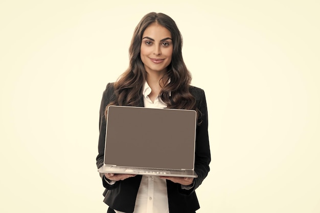 Mujer sosteniendo una computadora portátil con una pantalla simulada vacía para copiar el espacio Retrato de una joven mujer de negocios feliz con una computadora portable sobre un fondo gris