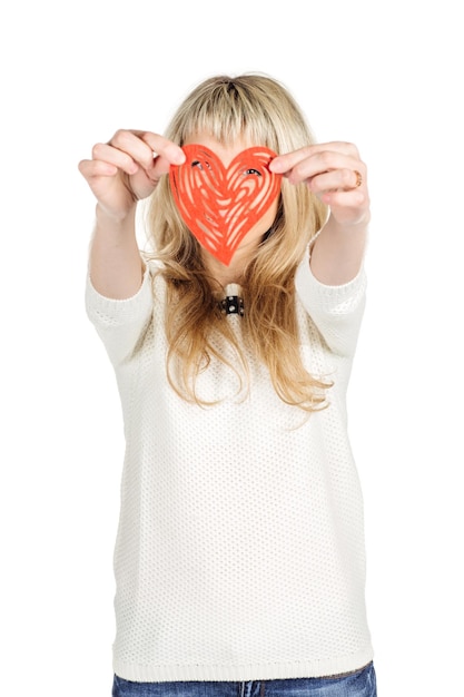 mujer sosteniendo corazón sonriendo feliz