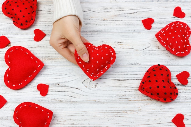 Mujer sosteniendo corazón textil punteado