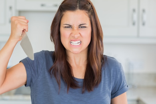 Mujer sosteniendo un cuchillo