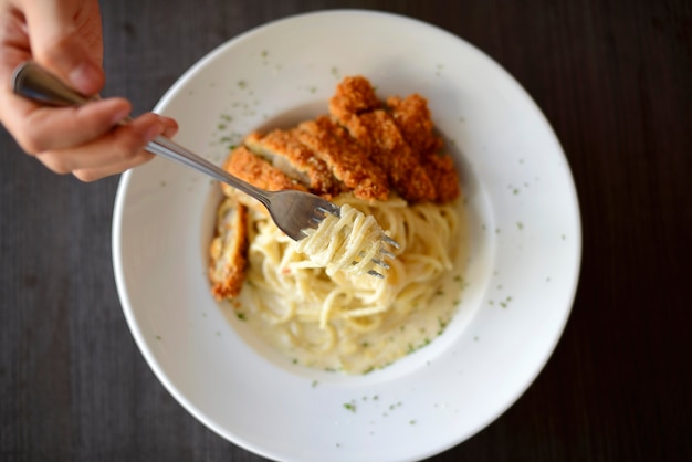 Mujer sosteniendo deliciosos espaguetis