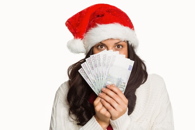 Mujer sosteniendo dinero hacia ella