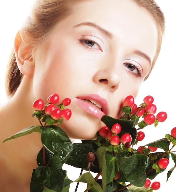 Mujer sosteniendo flores de Hypericum