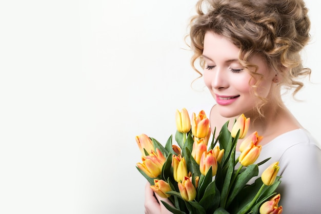 Mujer sosteniendo flores tulipanes.