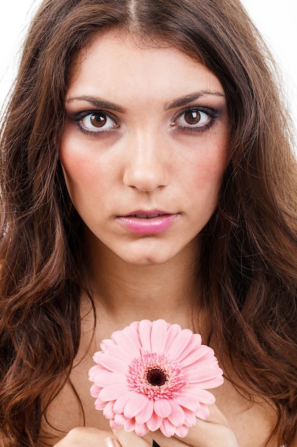 Mujer sosteniendo flores