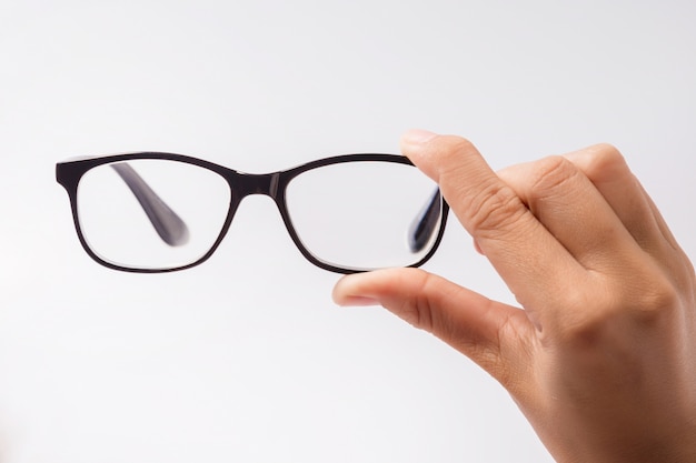 Mujer sosteniendo las gafas de ojo negro