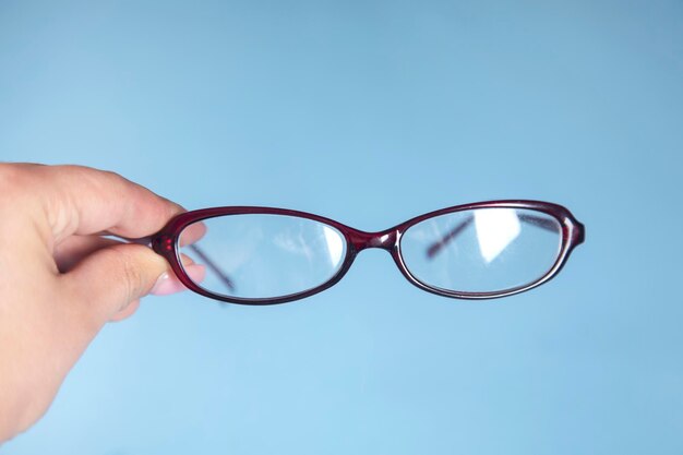 Mujer sosteniendo gafas ópticas