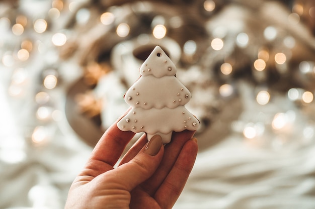 Mujer sosteniendo una galleta de Navidad