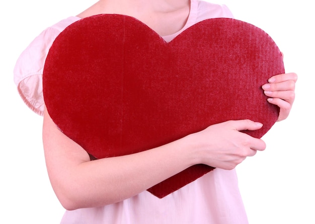 Mujer sosteniendo un gran corazón rojo aislado en blanco