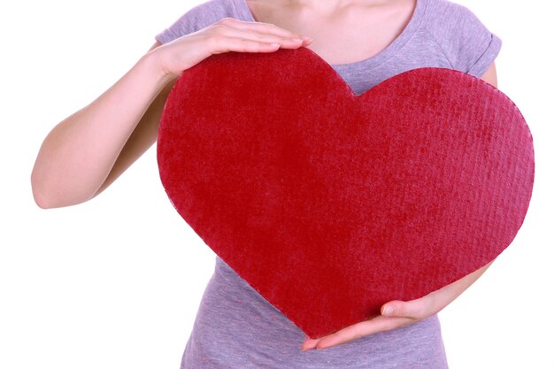 Mujer sosteniendo un gran corazón rojo aislado en blanco