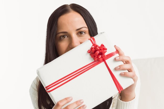 Mujer sosteniendo un gran regalo