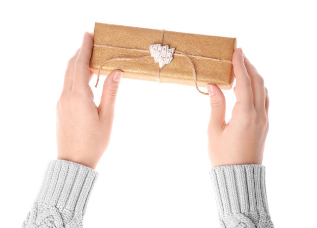 Mujer sosteniendo hermosa caja de regalo sobre fondo blanco.