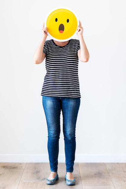 Mujer sosteniendo un icono de red social