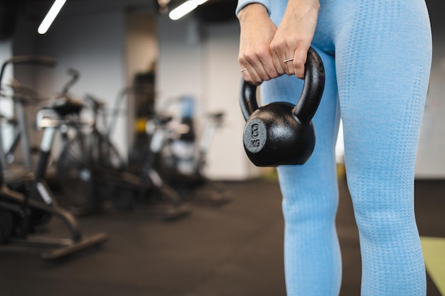 Foto mujer sosteniendo kettlebell cerrar