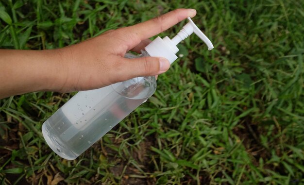 Foto mujer sosteniendo el lavado de manos con desinfectante de gel de alcohol