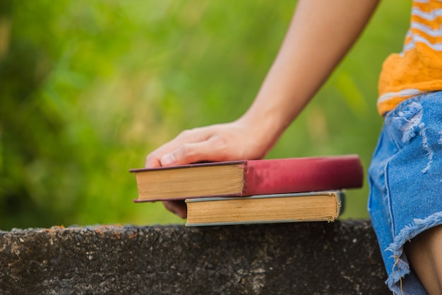 Foto mujer sosteniendo un libro