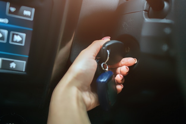 Mujer sosteniendo las llaves del coche. Cerrar la mano. Cerrar la mano. Concepto de otoño. Viaje al bosque otoñal en coche