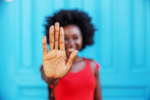 Mujer sosteniendo la mano como una señal de stop