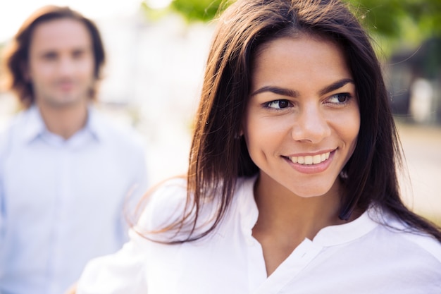 Mujer sosteniendo la mano del hombre y guiándolo