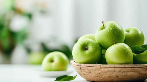 una mujer sosteniendo una manzana verde con una mordida sacada de ella con una cesta de manzanas en el fondo