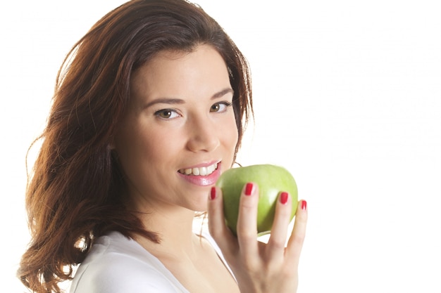 Mujer sosteniendo una manzana verde