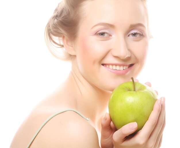 Mujer sosteniendo la manzana verde