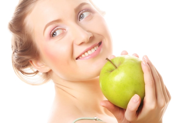 Mujer sosteniendo la manzana verde