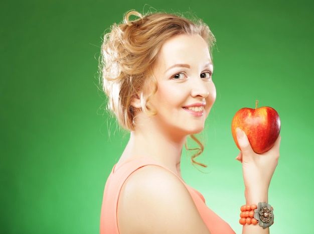 Mujer sosteniendo una manzana