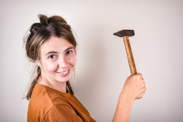 Mujer sosteniendo un martillo para la renovación de la casa