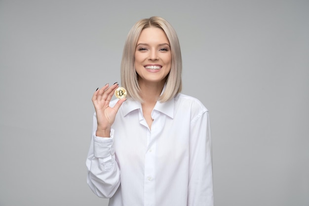 Una mujer sosteniendo una moneda de oro.