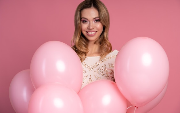 Foto mujer sosteniendo un montón de globos