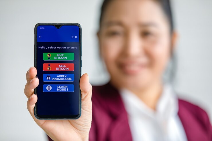 Foto mujer sosteniendo y mostrar pantallas de teléfonos inteligentes con botones para comprar y vender en una aplicación.