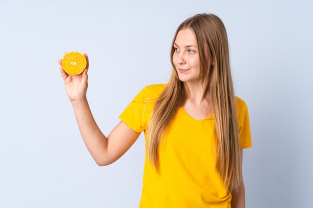 Mujer sosteniendo una naranja