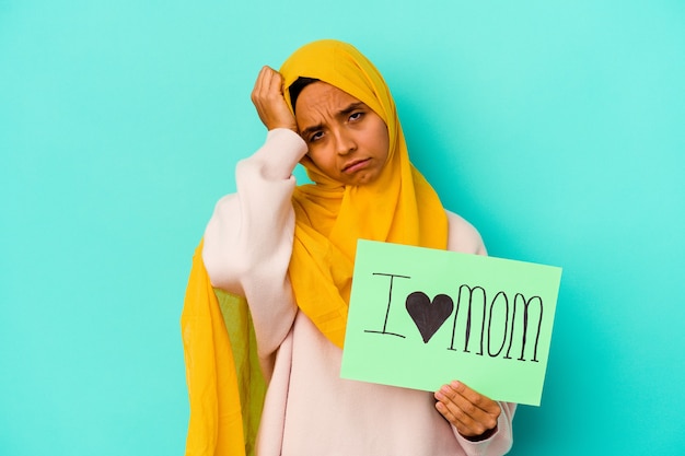 Mujer sosteniendo una pancarta de I love mom está conmocionada