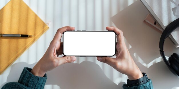 Mujer sosteniendo una pantalla en blanco simulacro de teléfono móvil concepto de gadget móvil