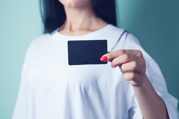 Mujer sosteniendo papel negro en blanco