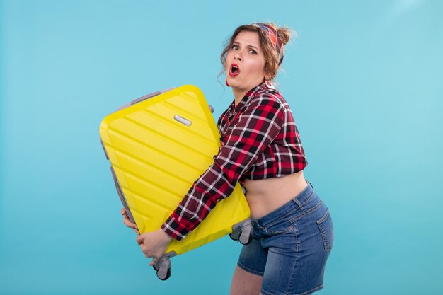 Foto mujer sosteniendo un paraguas contra un fondo azul