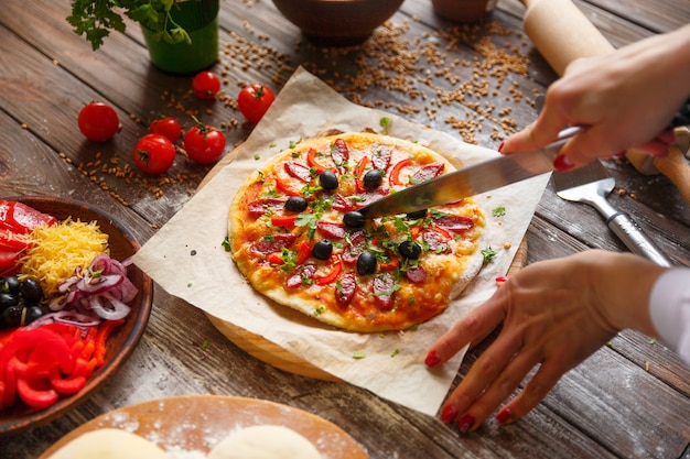 Mujer sosteniendo pedazo de pizza