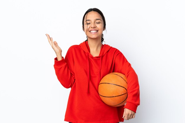 Mujer sosteniendo una pelota de baloncesto