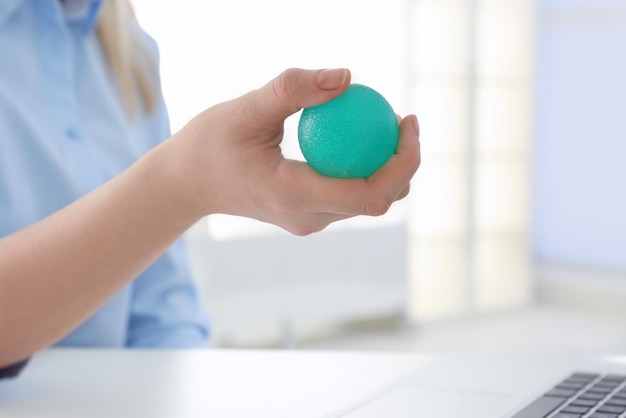 Mujer sosteniendo una pelota de goma en el espacio de trabajo