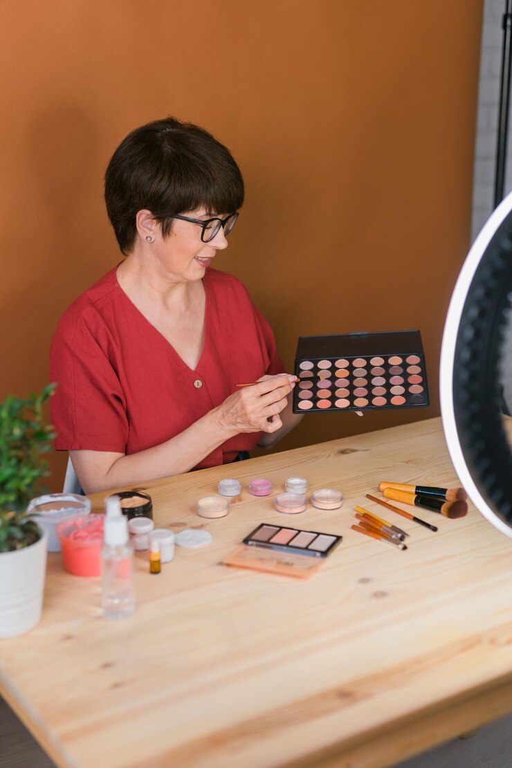 Foto mujer sosteniendo pincel de maquillaje y paleta de rubor y sombra de ojos concepto de belleza y cosmética