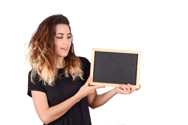 Foto mujer sosteniendo una pizarra