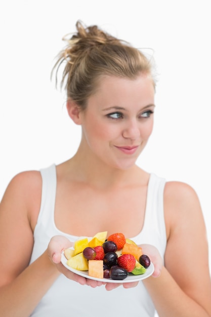 Mujer sosteniendo un plato de fruta