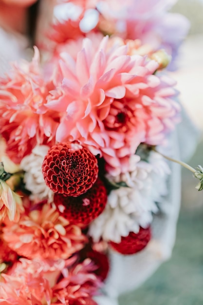 Mujer sosteniendo un ramo de flores de colores