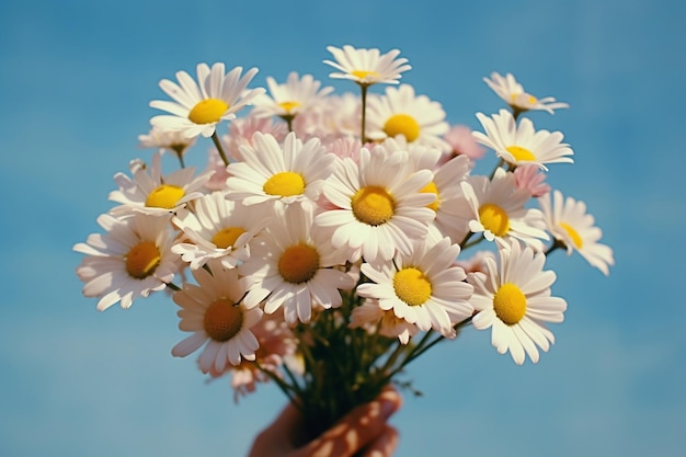 Mujer sosteniendo un ramo de flores impresionantes sobre un fondo claro Amplio espacio para texto Ai