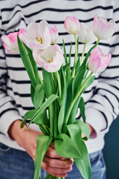 Mujer sosteniendo ramo de flores de tulipán