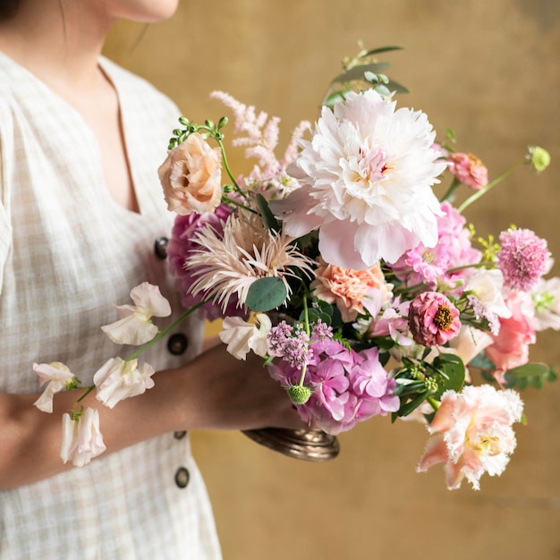 Mujer sosteniendo un ramo de flores