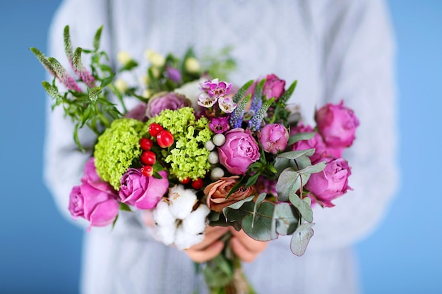 Mujer sosteniendo un ramo de rosas de cerca