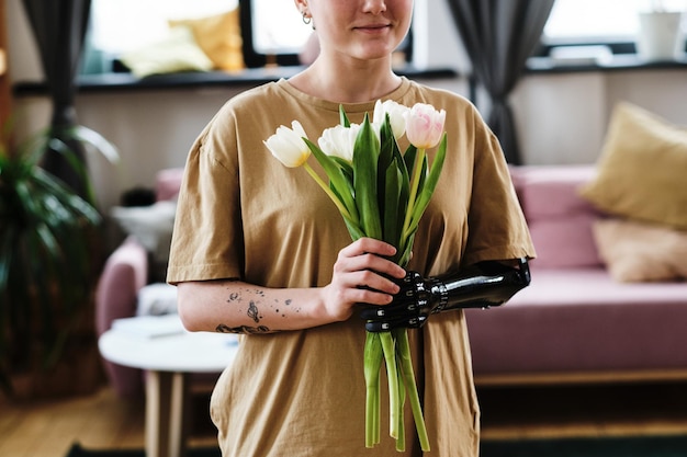 Mujer sosteniendo ramo de tulipanes