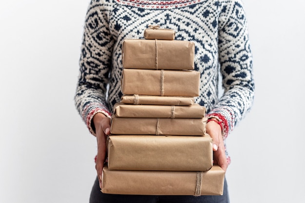 Foto mujer sosteniendo regalos de navidad